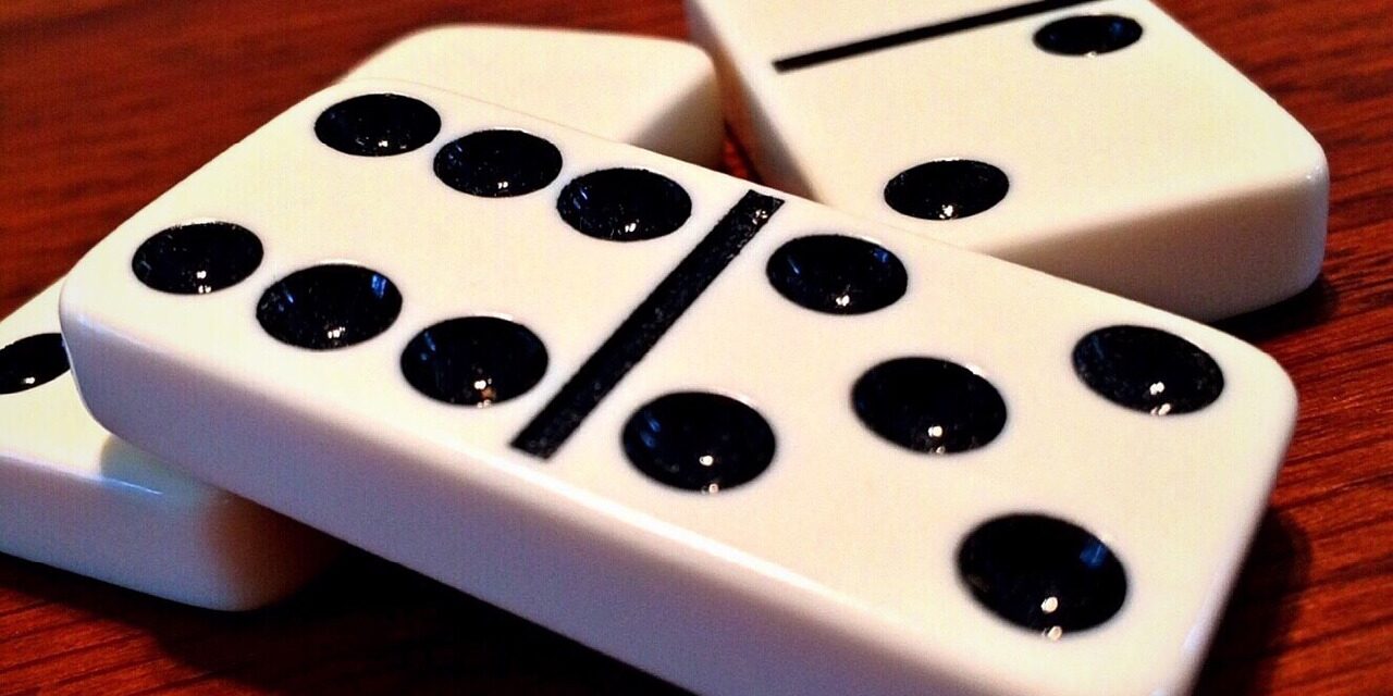 dominoes-1615747_1280_2.jpg