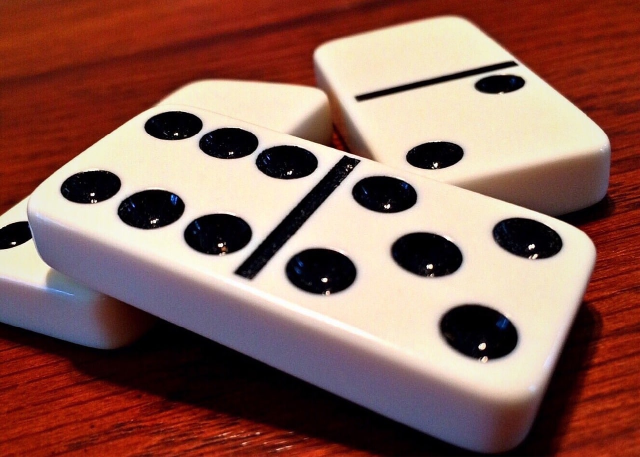 dominoes-1615747_1280_2.jpg